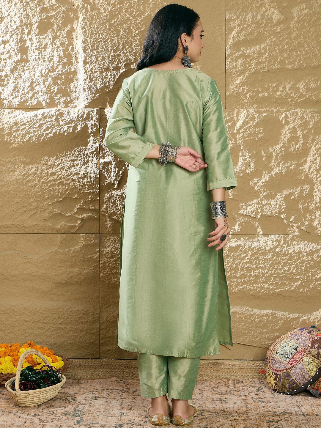 Indyancart IE Women Floral Embroidered Regular Thread Work Kurta with Trousers
