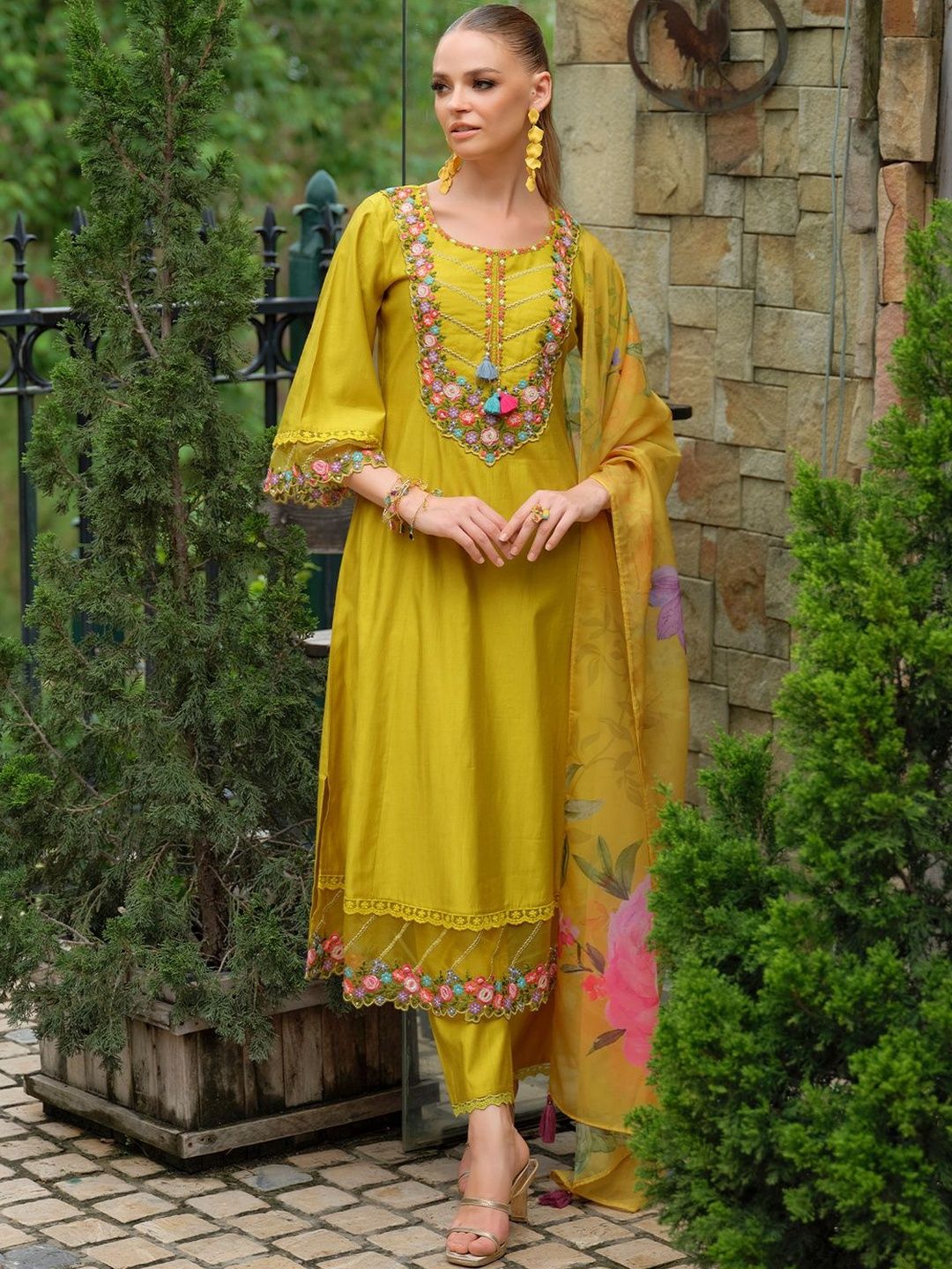 Women Floral Embroidered Regular Thread Work Liva Kurta with Trousers & Dupatta