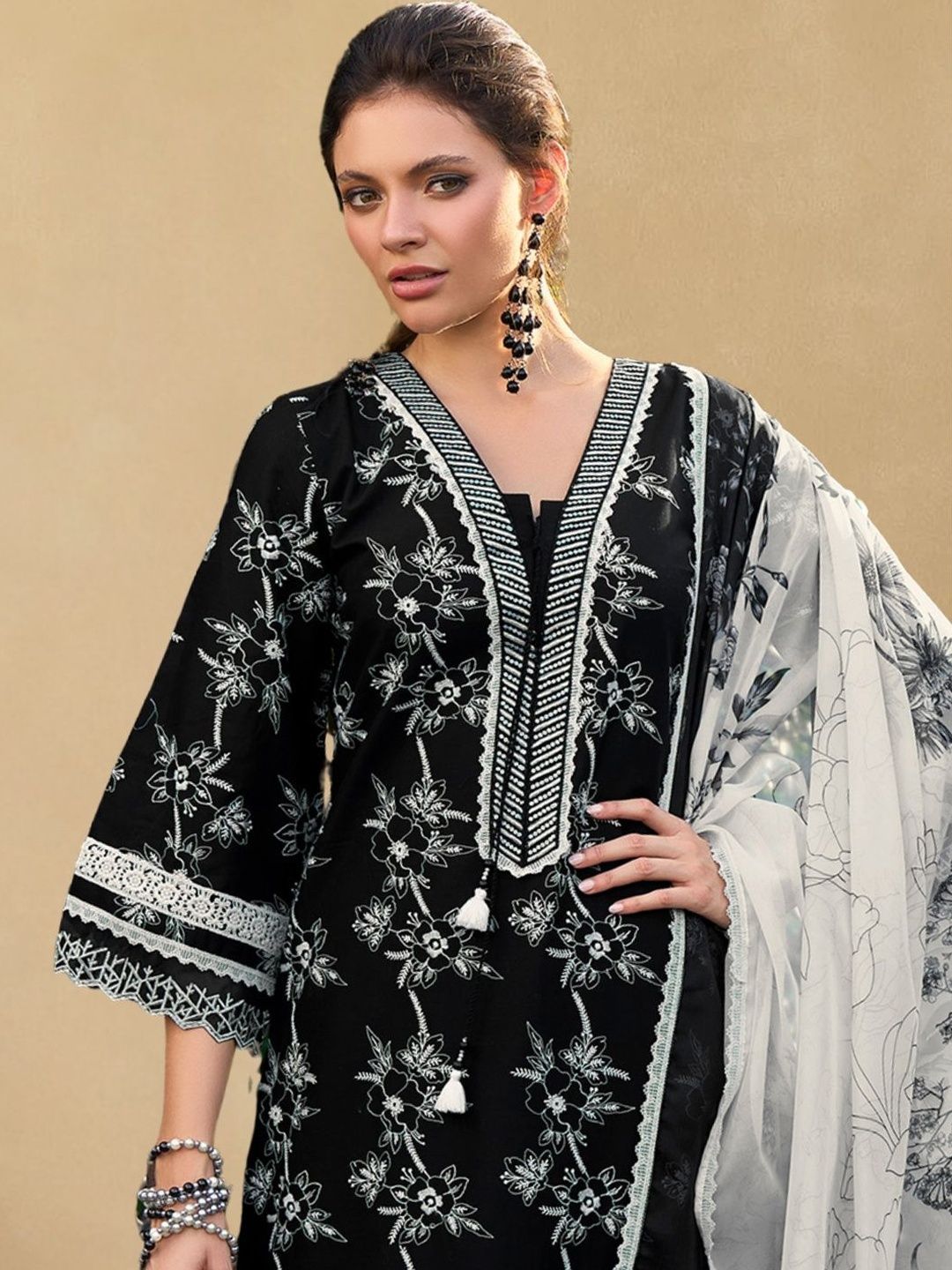 Women Floral Printed Regular Thread Work Pure Cotton Kurta with Trousers & With Dupatta