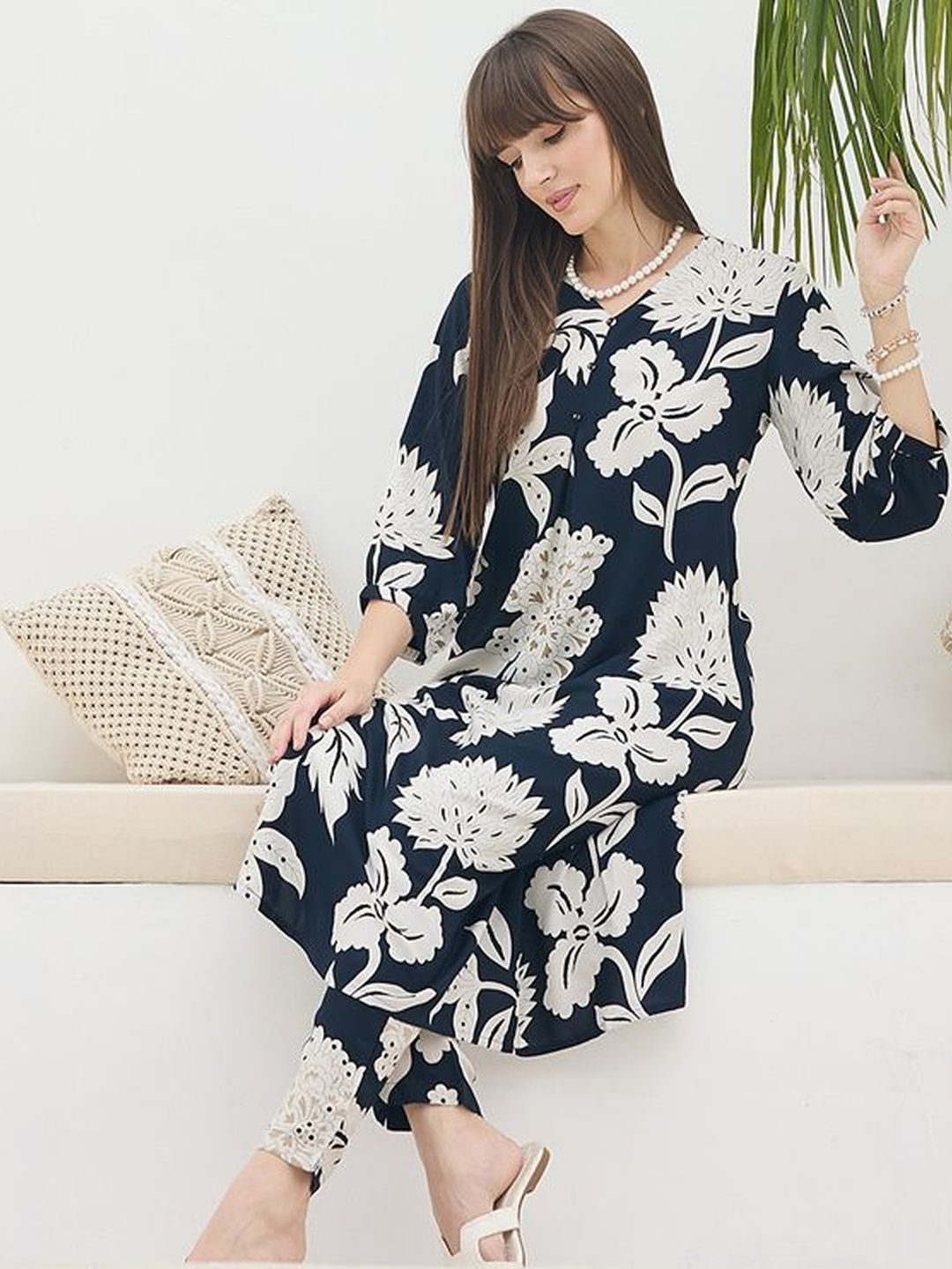 Women Floral Printed Regular Kurta with Trousers