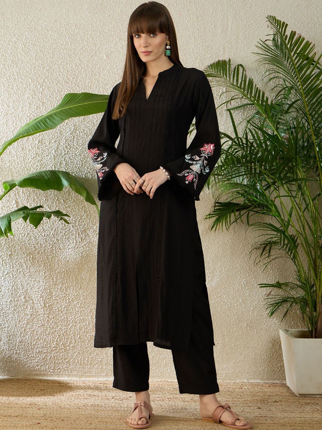 Women Floral Embroidered Regular Thread Work Kurta with Trousers