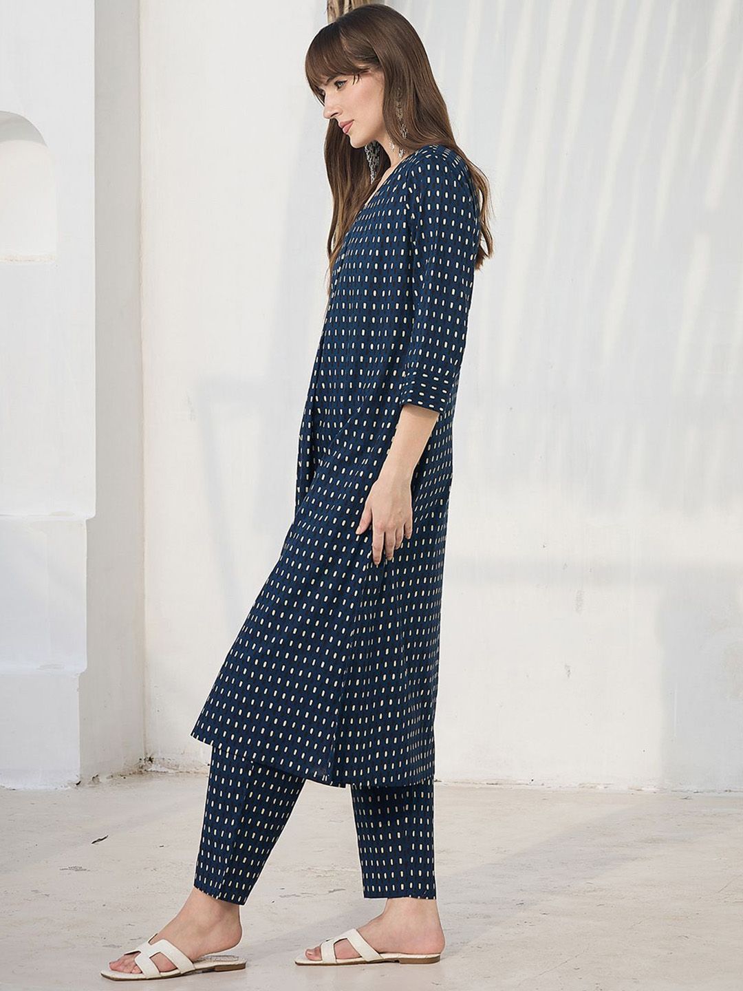 Women Geometric Printed Cotton Kurta with Trousers