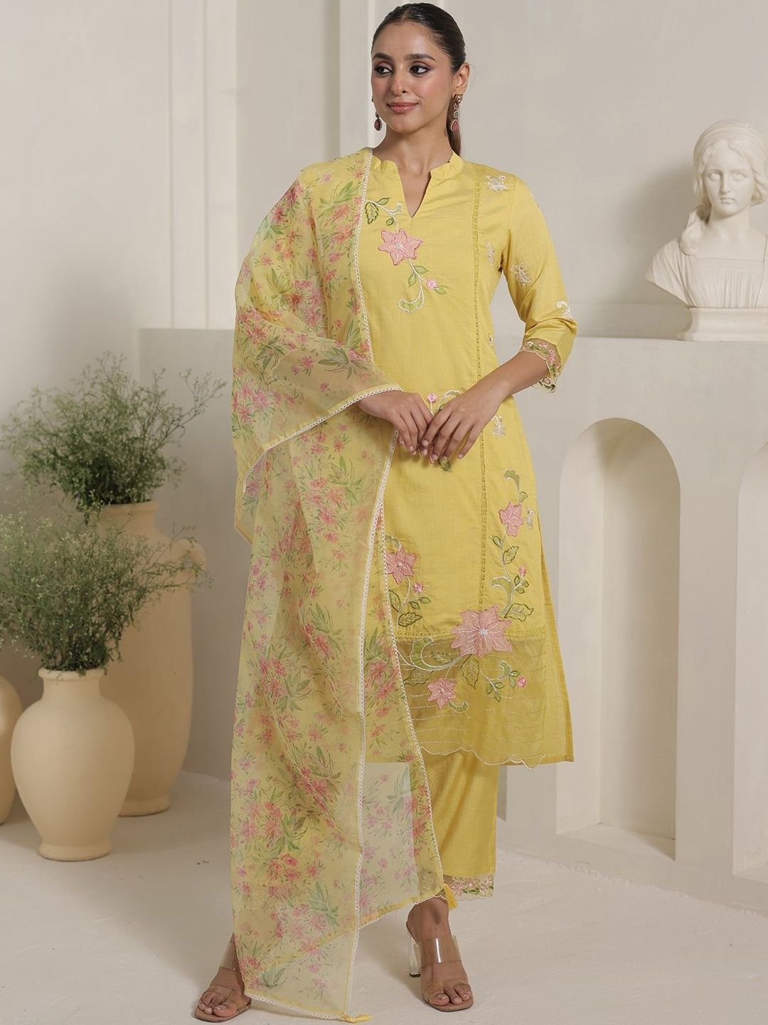 Women Floral Printed Kurta with Trouser & Dupatta