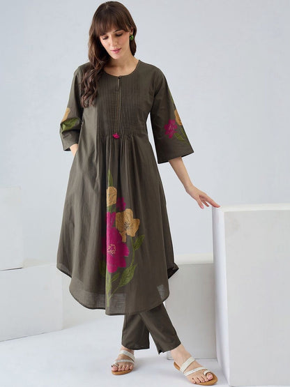 Women Floral Printed Pleated Pure Cotton Kurta with Trousers