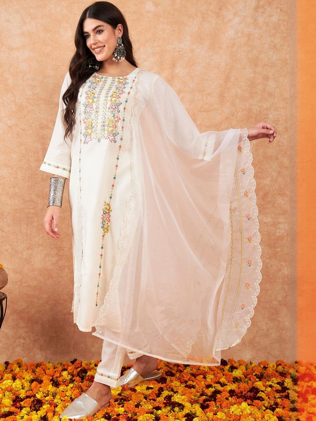 Women Floral Embroidered Thread Work Pure Cotton Kurta with Trousers & Dupatta