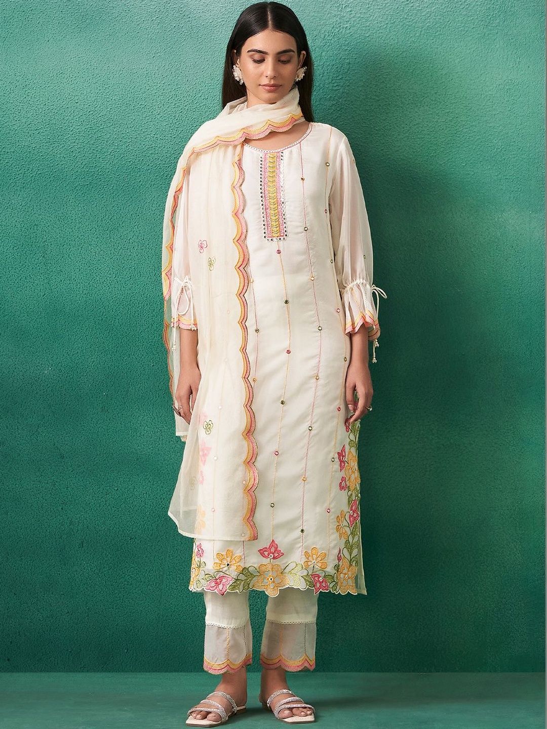 Women Floral Embroidered Regular Thread Work Kurta with Trousers & With Dupatta