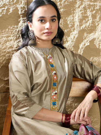 Indyancart IE Women Floral Embroidered Regular Thread Work Kurta with Trousers & Dupatta