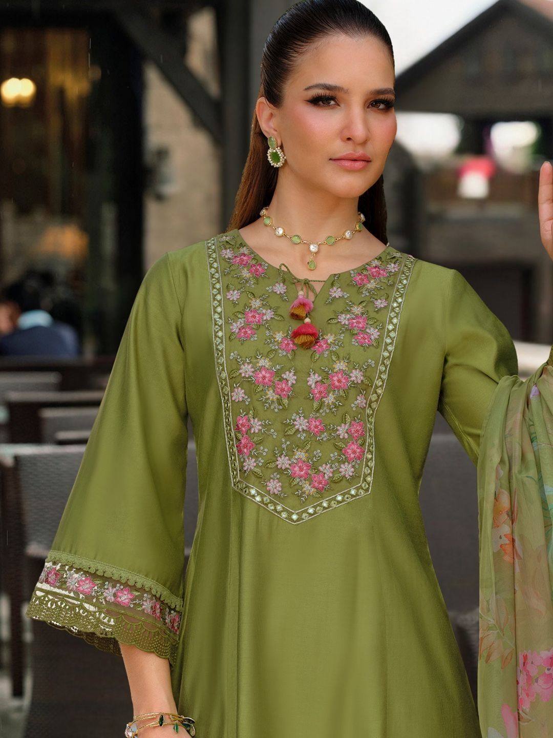 Women Floral Embroidered Regular Thread Work Liva Kurta with Trousers & With Dupatta