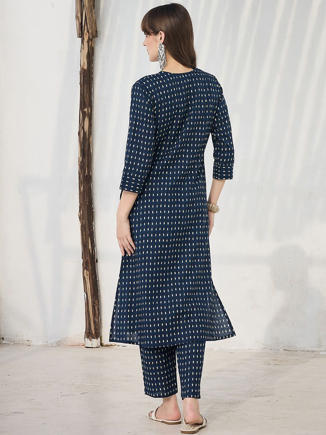Women Geometric Printed Cotton Kurta with Trousers
