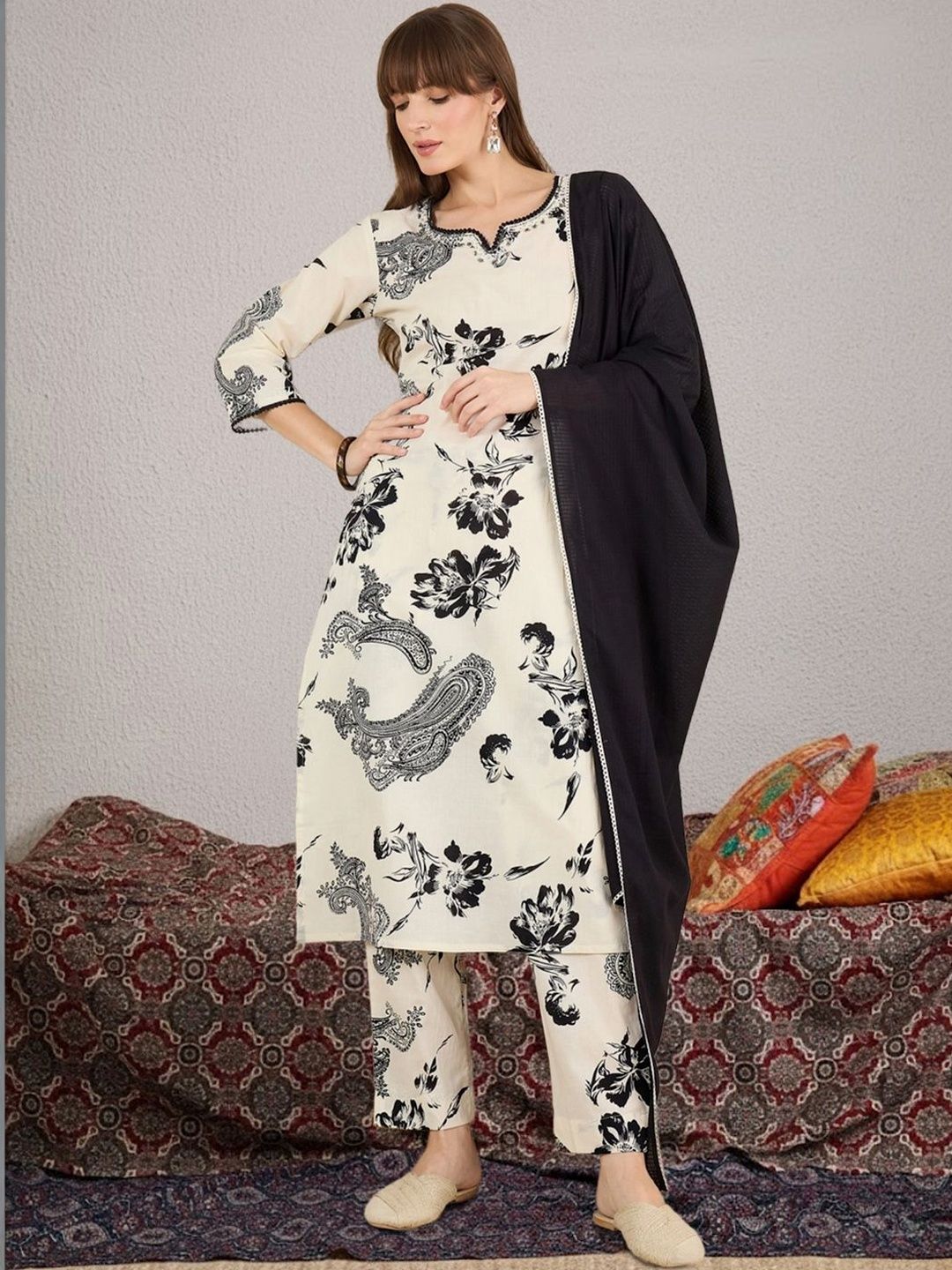 Women Floral Printed Regular Beads and Stones Pure Cotton Kurta with Trousers & With Dupatta