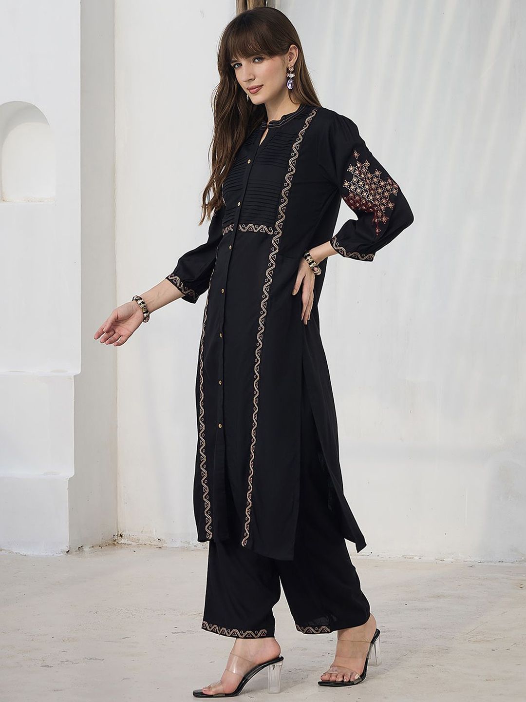 Women Ethnic Motifs Embroidered Kurta with Trousers