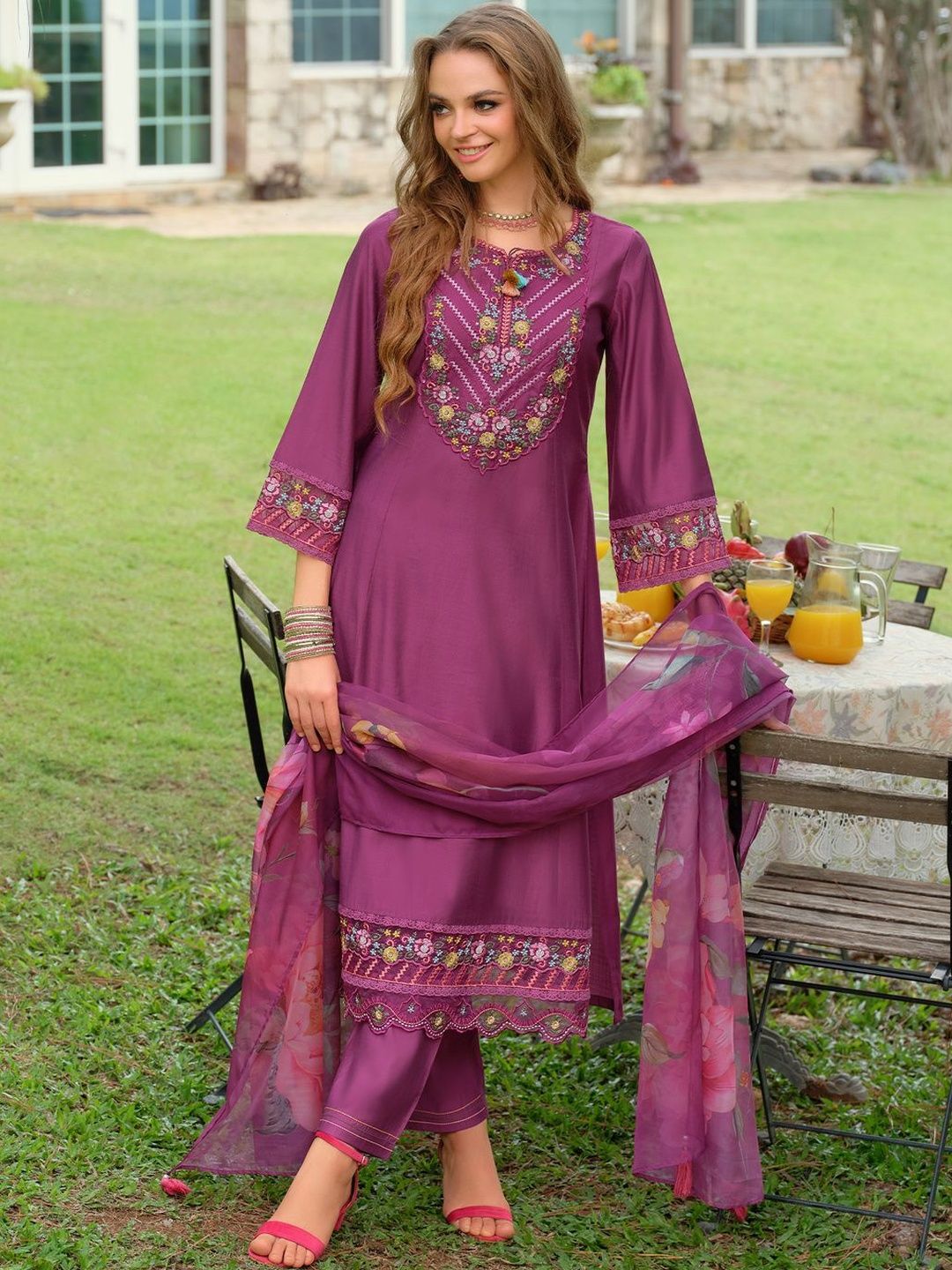 Women Floral Embroidered Regular Thread Work Kurta with Trousers & With Dupatta