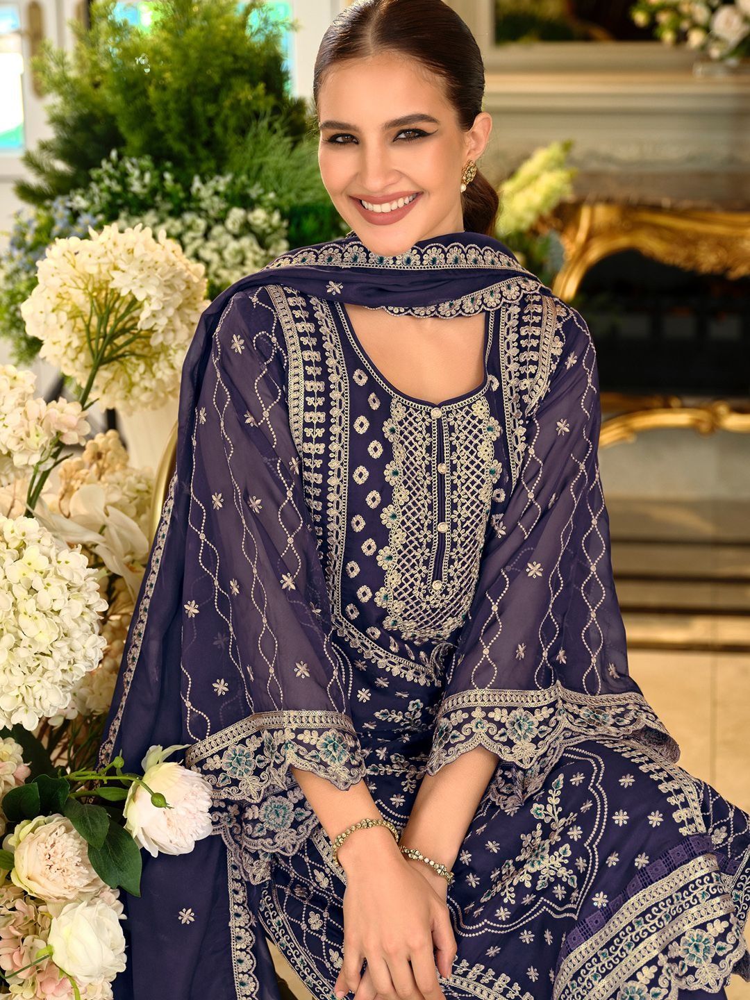 Women Ethnic Motifs Embroidered Regular Thread Work Kurta Set