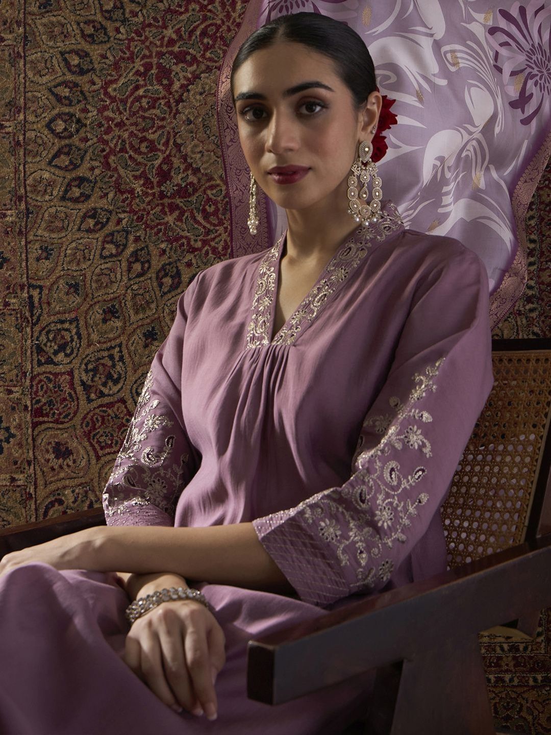 Floral Embroidered Regular Thread Work Straight Kurta With Trousers & Dupatta