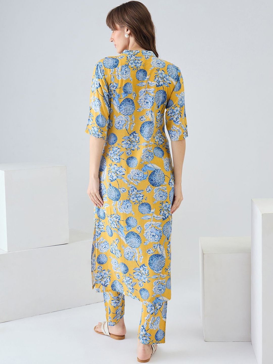 Women Floral Printed Regular Kurta with Trousers