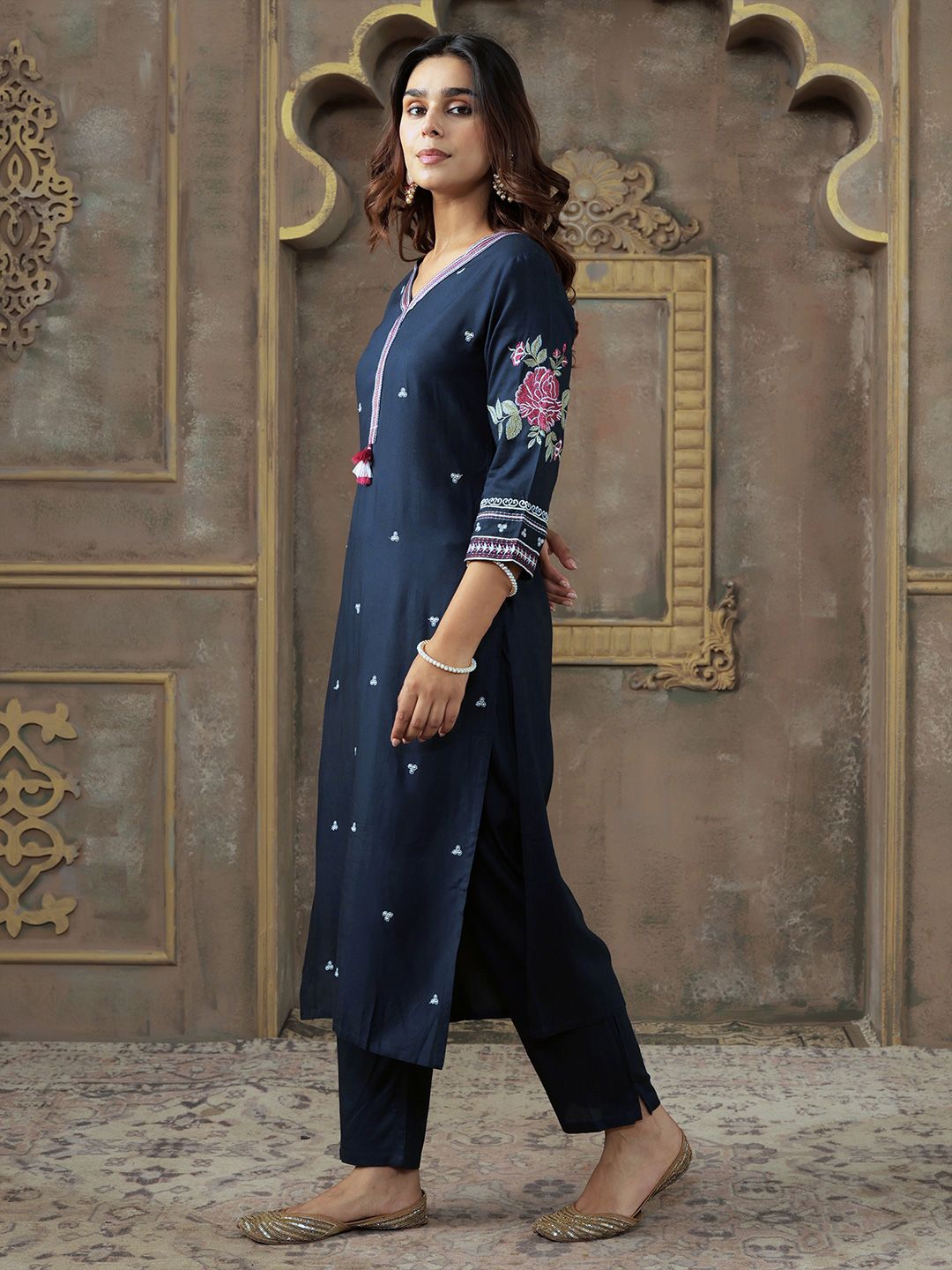 Ethnic Motifs Embroidered V-Neck Thread Work Kurta With Trousers