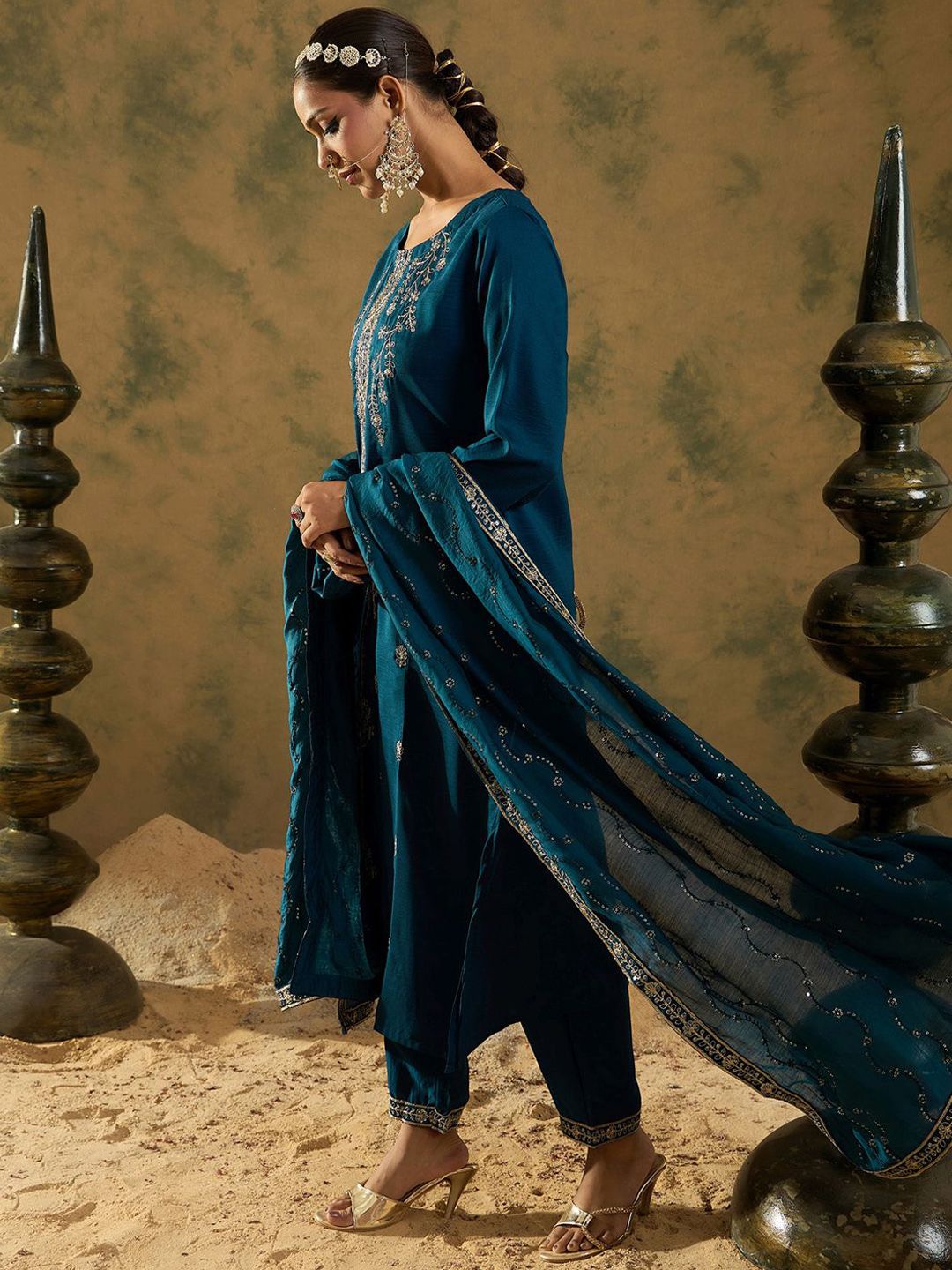 Dhiyona IE Floral Embroidered Zari Work Regular Sleeves Round Neck Silk Blend Kurta Set