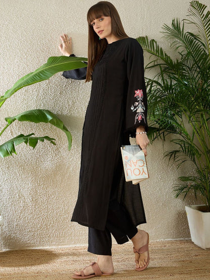 Women Floral Embroidered Regular Thread Work Kurta with Trousers